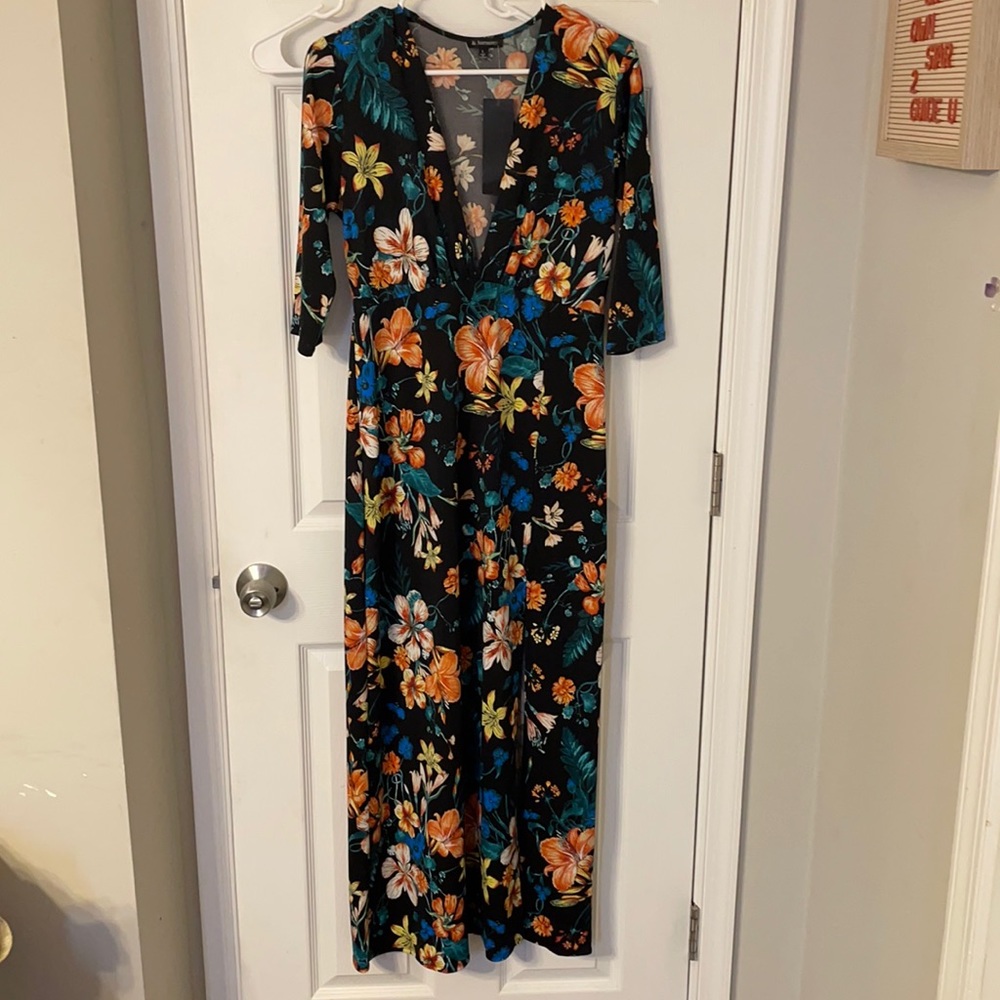 🌺💐🌸Low-cut, floral dress perf. For vacation